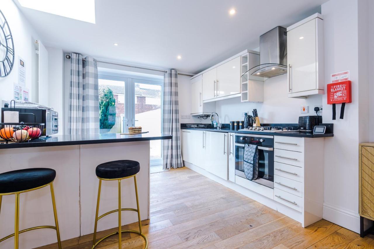 Pristine 2-Bed House In Chester By 53 Degrees Property, Ideal For Families & Small Groups, Great Location - Sleeps 6 Hough Green 외부 사진