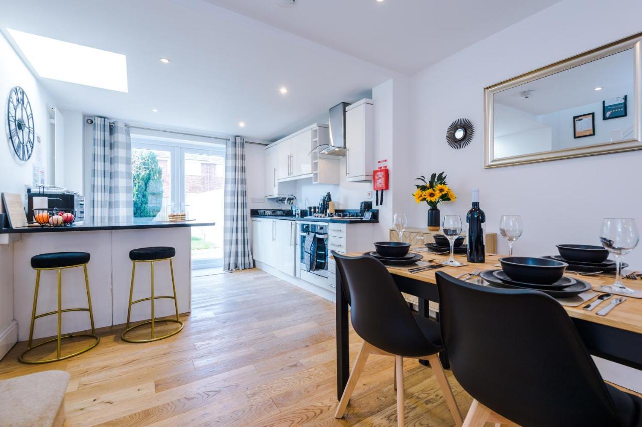 Pristine 2-Bed House In Chester By 53 Degrees Property, Ideal For Families & Small Groups, Great Location - Sleeps 6 Hough Green 외부 사진
