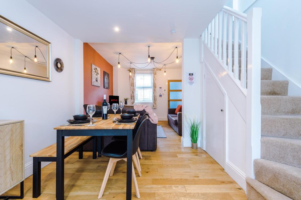 Pristine 2-Bed House In Chester By 53 Degrees Property, Ideal For Families & Small Groups, Great Location - Sleeps 6 Hough Green 외부 사진