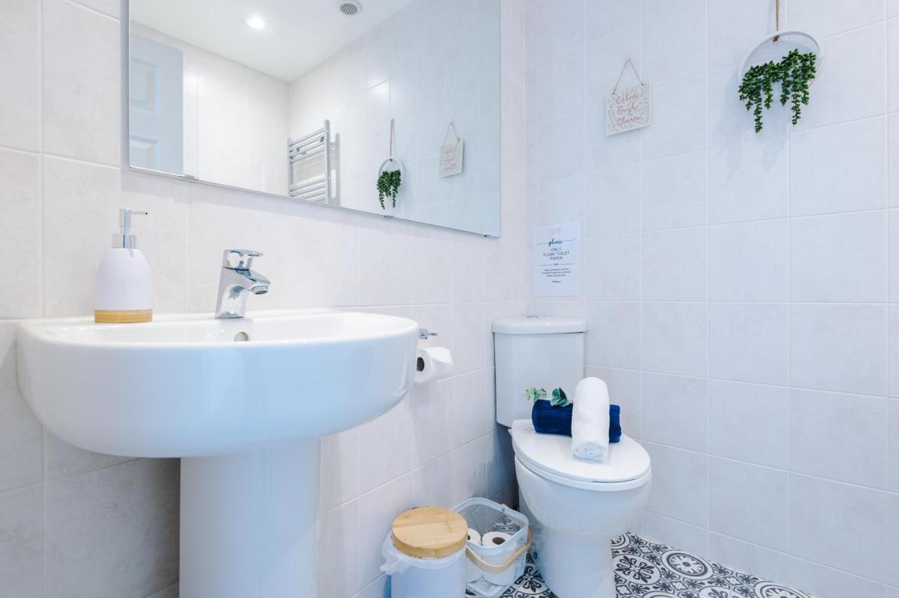 Pristine 2-Bed House In Chester By 53 Degrees Property, Ideal For Families & Small Groups, Great Location - Sleeps 6 Hough Green 외부 사진