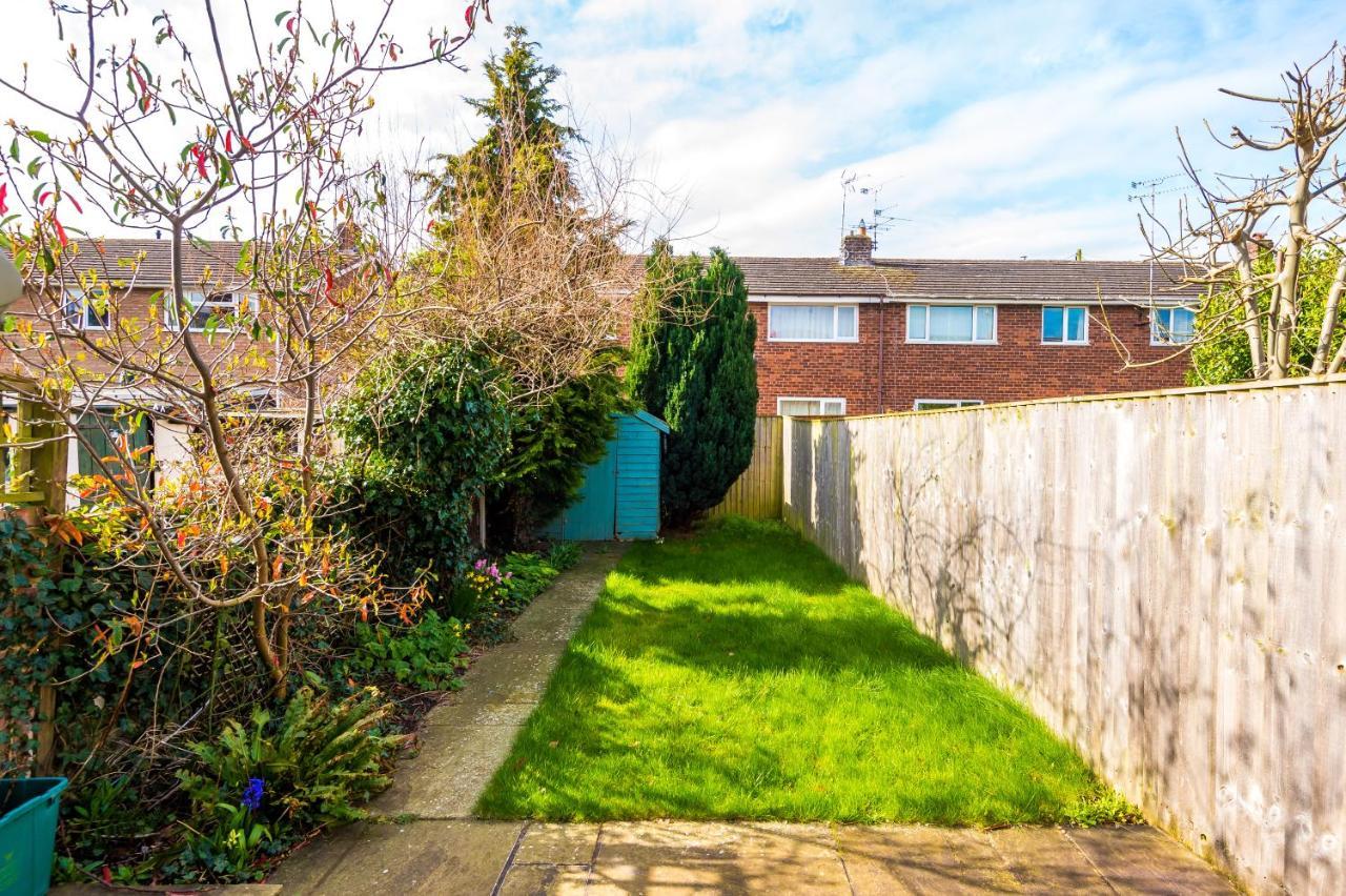 Pristine 2-Bed House In Chester By 53 Degrees Property, Ideal For Families & Small Groups, Great Location - Sleeps 6 Hough Green 외부 사진