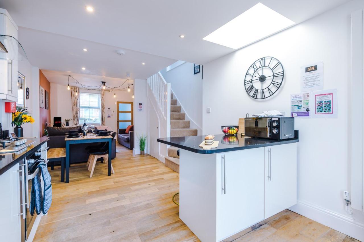 Pristine 2-Bed House In Chester By 53 Degrees Property, Ideal For Families & Small Groups, Great Location - Sleeps 6 Hough Green 외부 사진